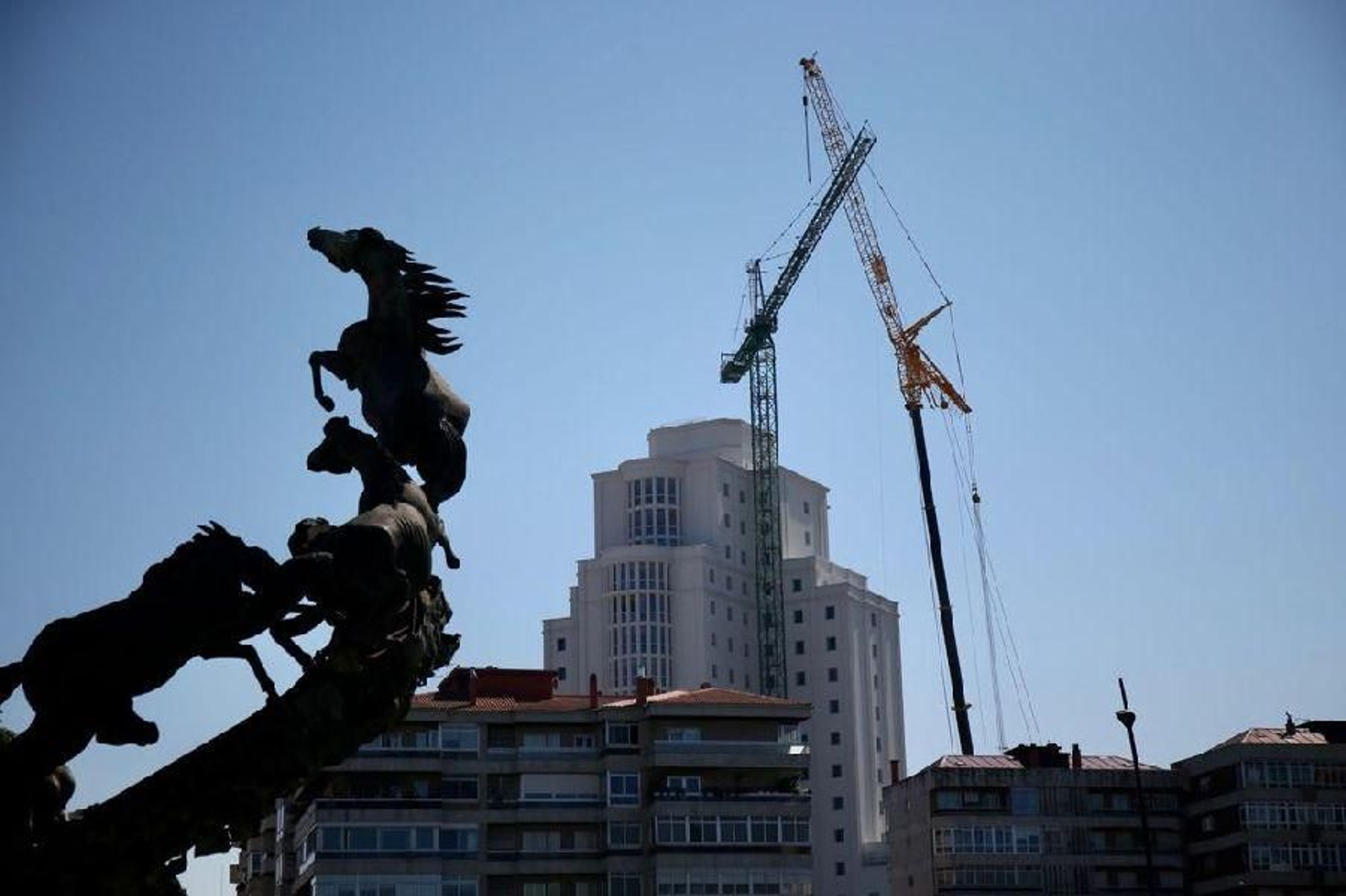 Desmontan la grúa de la Ciudad de la Justicia de Vigo _ Alberte 25