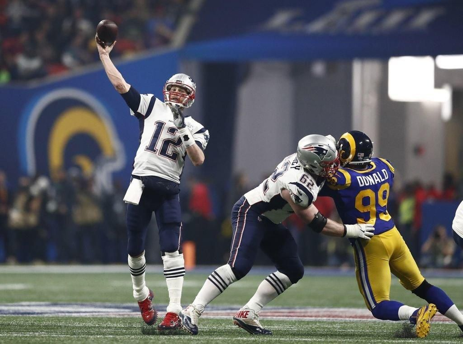 La defensa le dio la victoria a los Patriots de Brady.