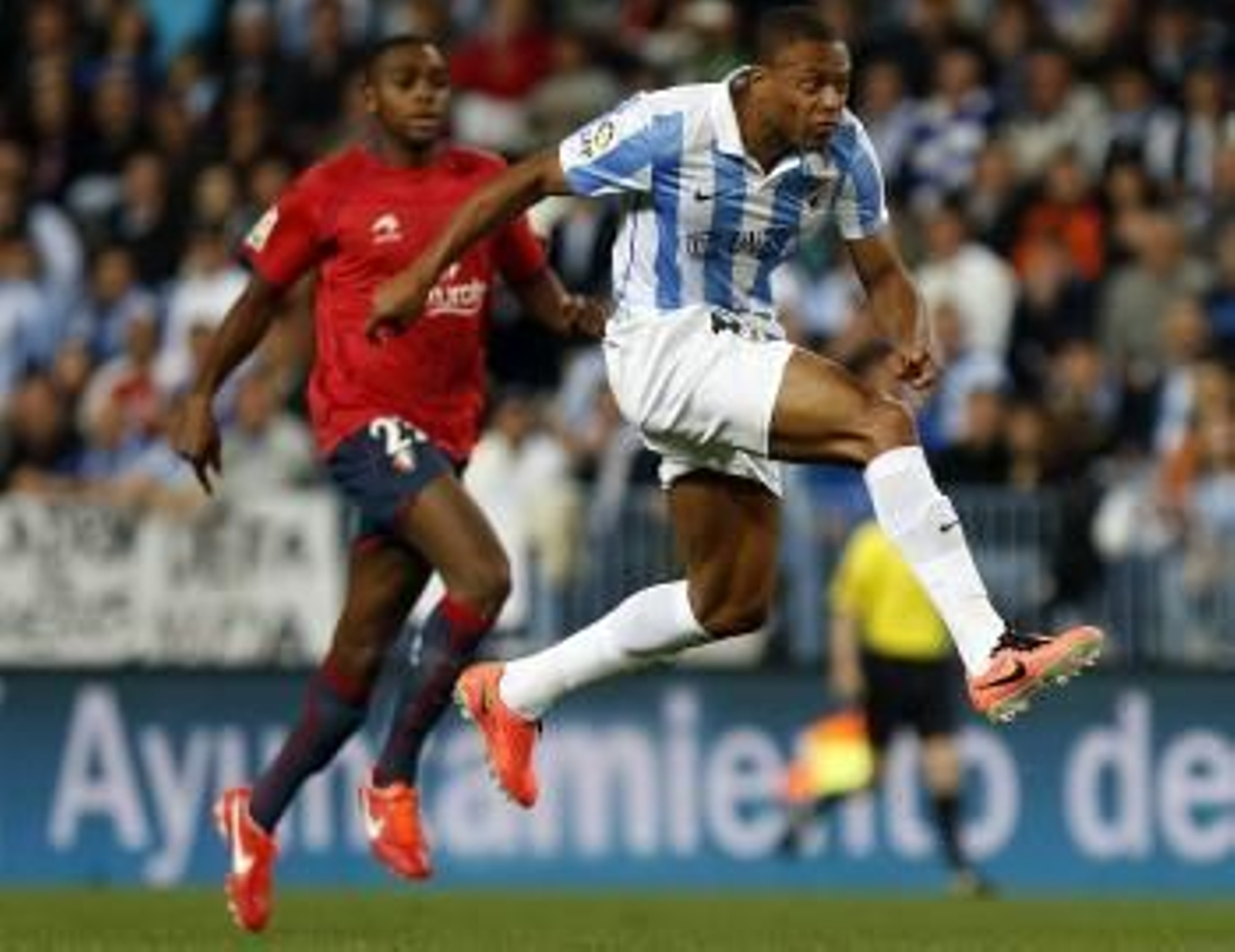 Julio Baptista remata a portería ante el futbolista de Osasuna Raoul Loe, ayer en La Rosaleda.