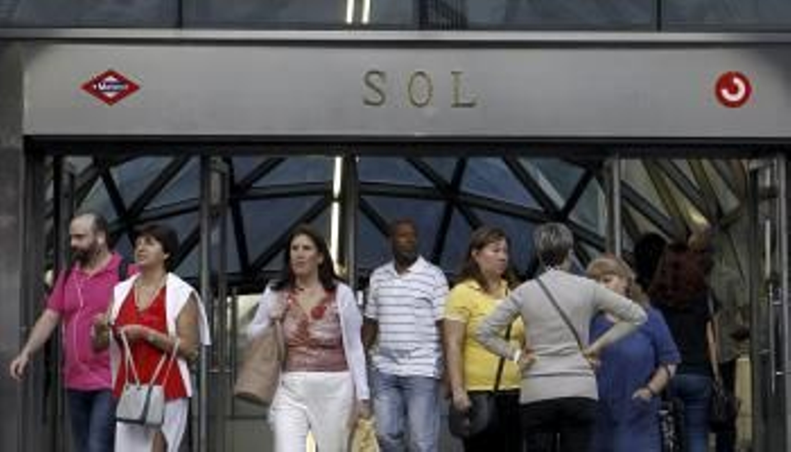 Viajeros en la estación de Sol esta mañana (Foto: EFE)