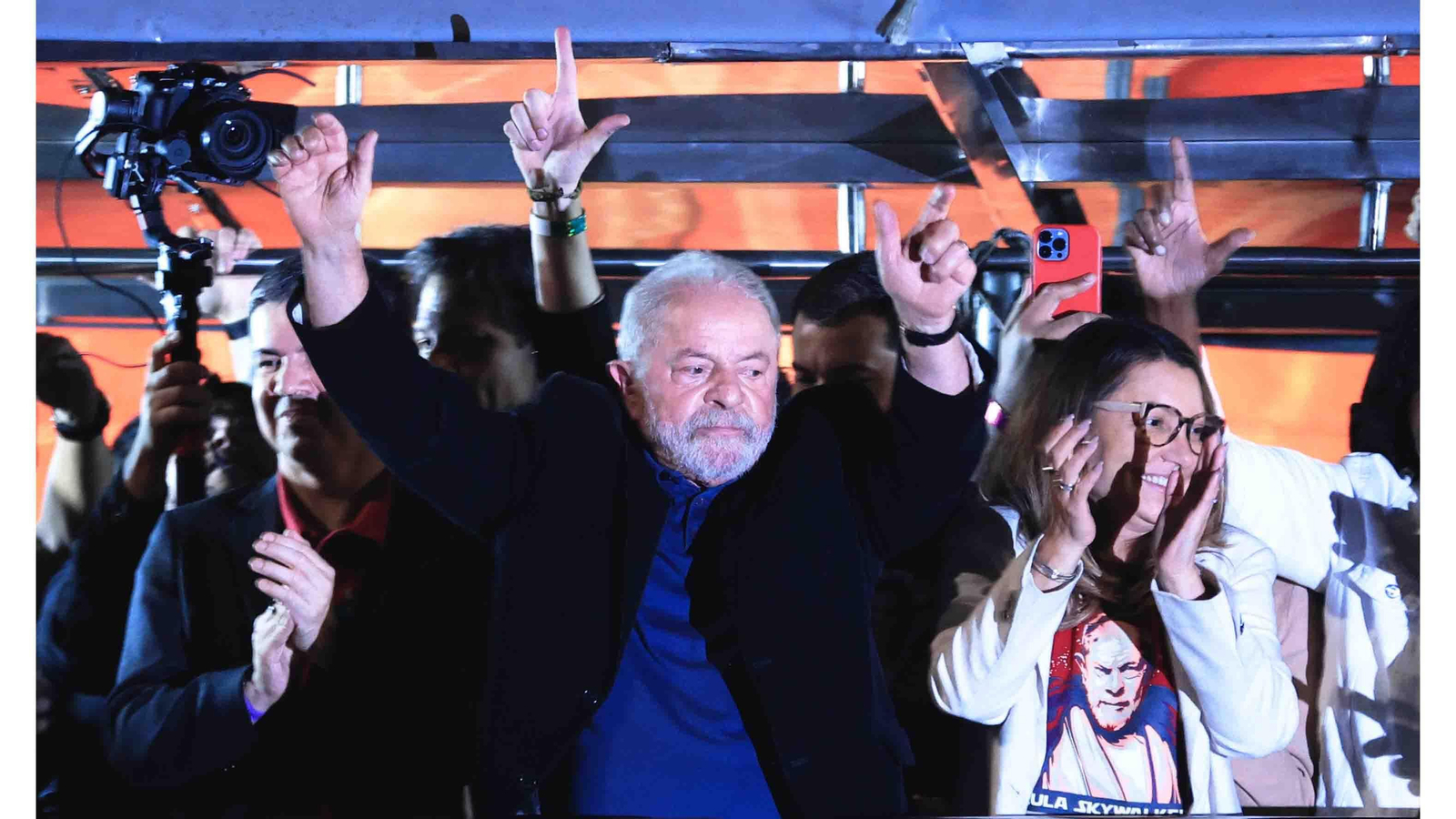 El expresidente y candidato presidencial Luiz Inácio Lula da Silva, acompañado de su esposa, Rosangela da Silva (d), saluda a simpatizantes que celebran los resultados de las elecciones presidenciales, en la Avenida Paulista de Sao Paulo (Brasil). EFE/ Ettore Chiereguini