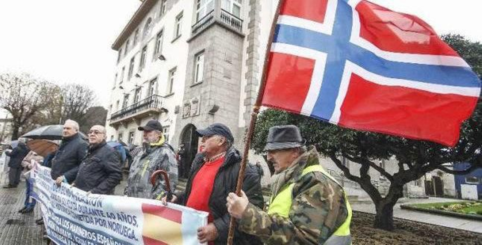 Marineros gallegos de Long Hope manifestándose en las calles de Santiago de Compostela