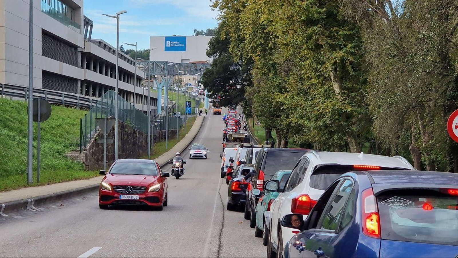 Largas colas para acceder al Ifevi, recinto donde se celebra Conxemar. // J.V. Landín