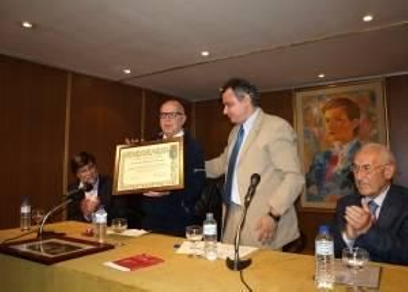 Momento en el que el Padre Ceferino Suárez recibe el galardón.