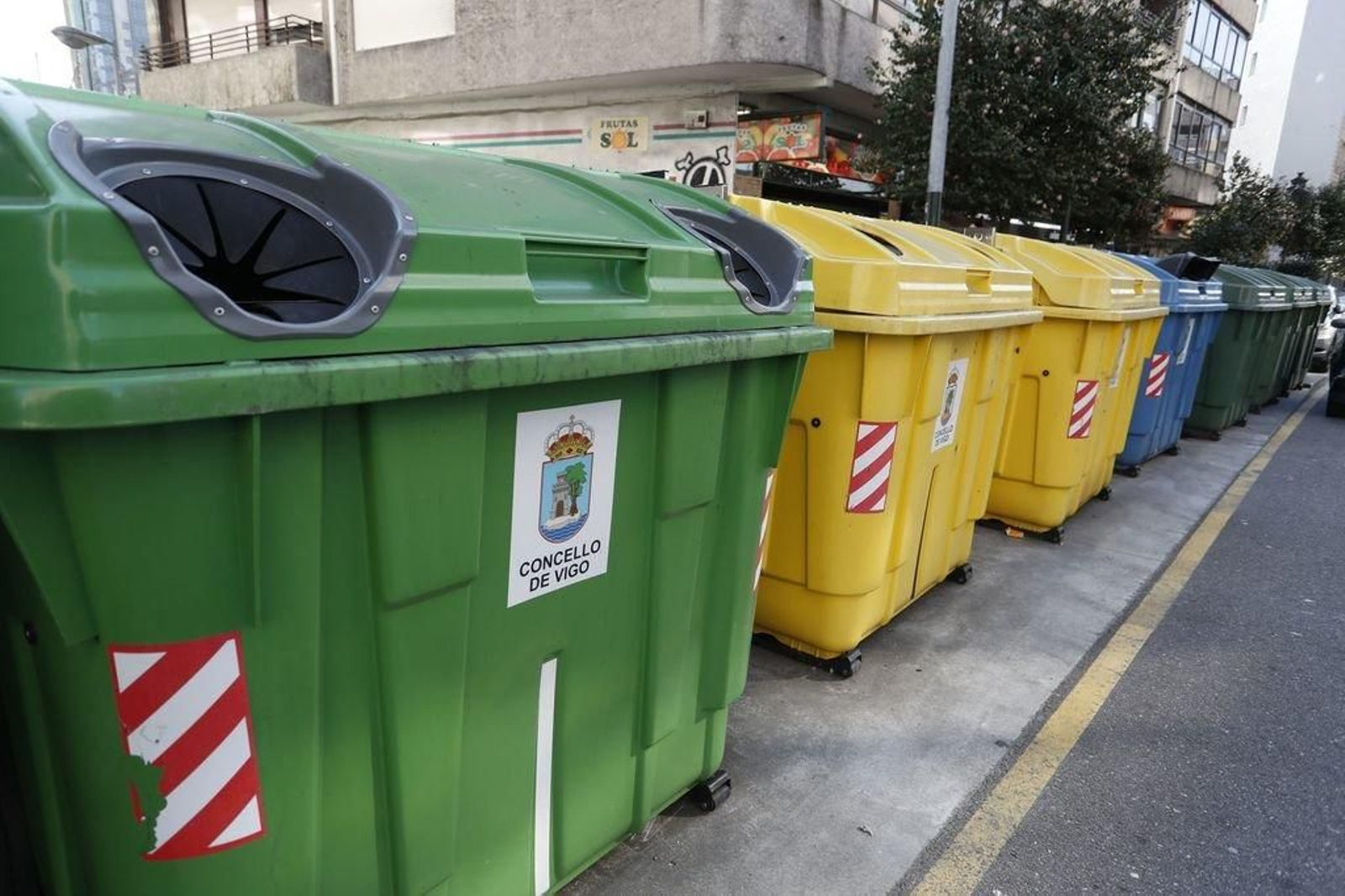 Contenedores de todos los colores en la avenida de las Camelias.