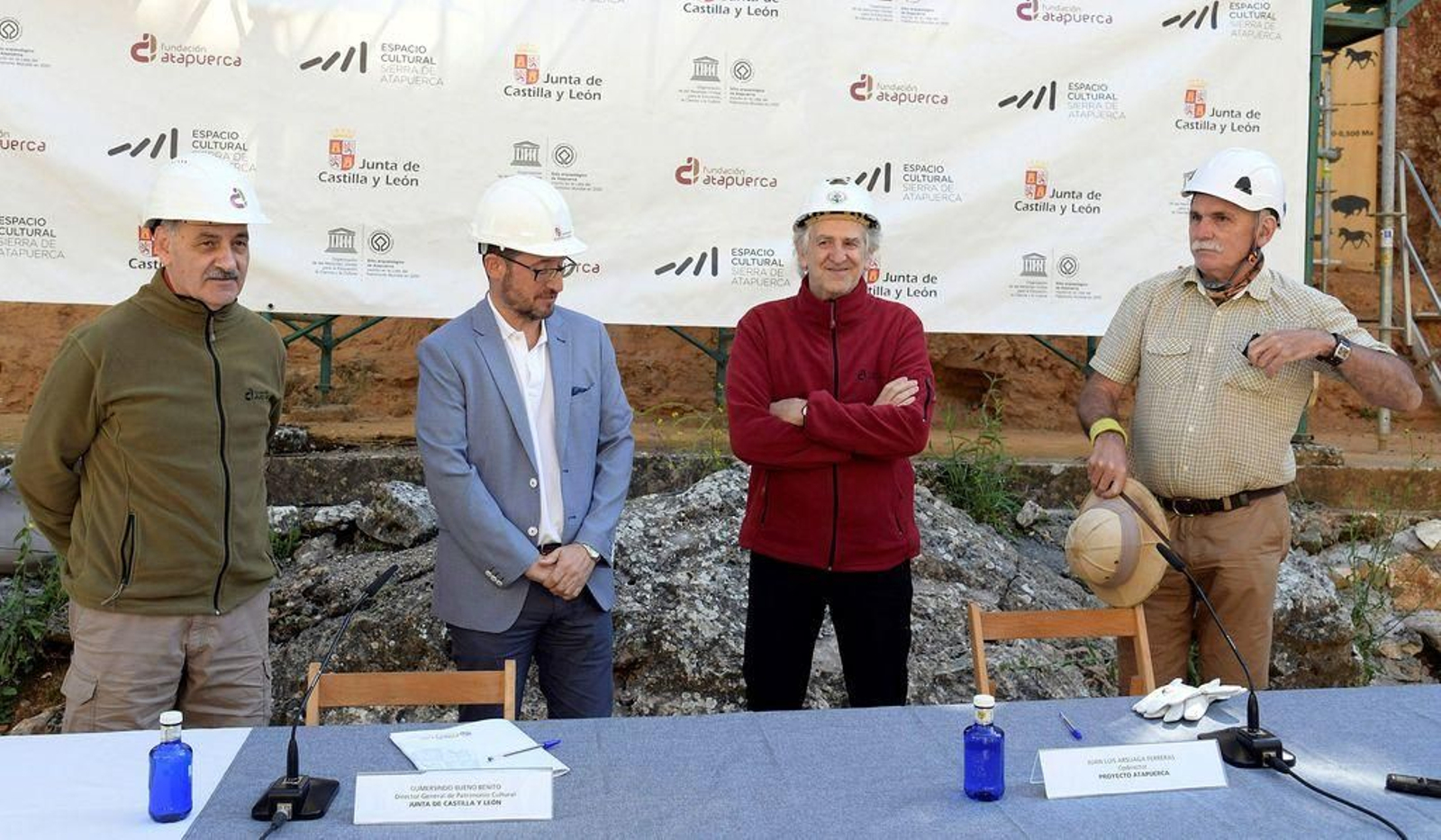 José María Bermúdez de Castro, Juan Luis Arsuaga y Eudald Carbonell, con Gumersindo Bueno en la presentación.