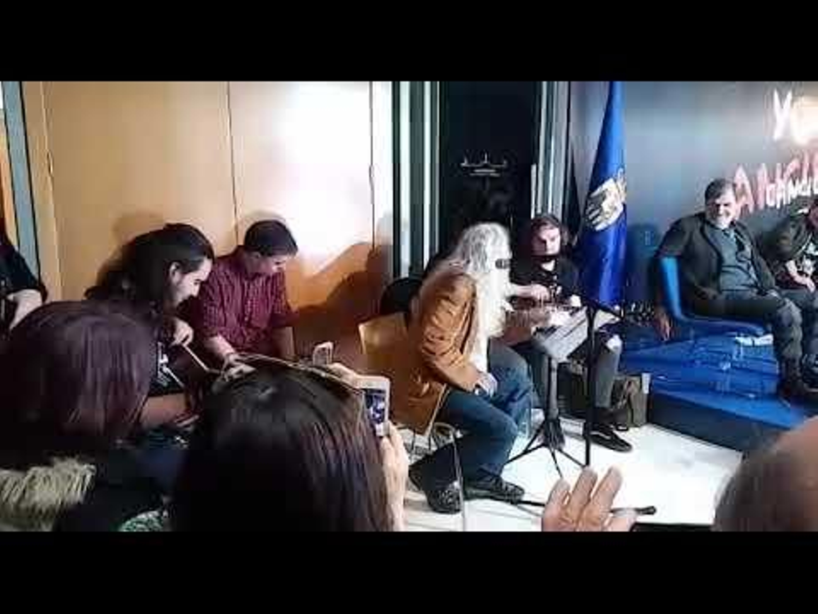 Yosi canta en la presentación de su libro