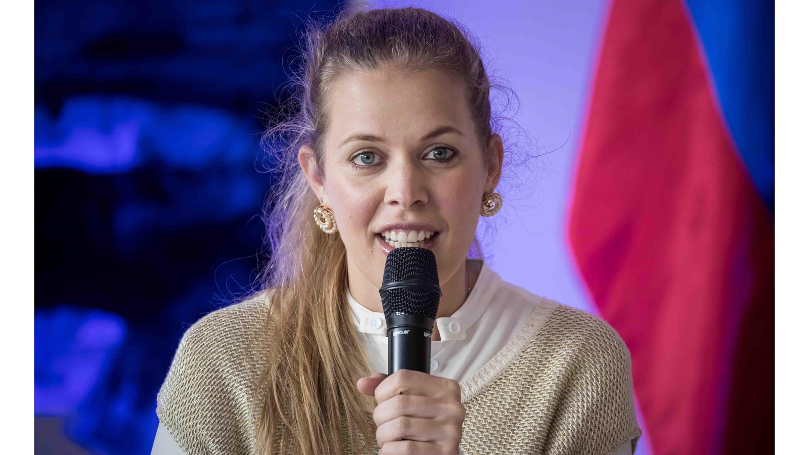 Elisa Vegas, directora de la Orquesta Sinfónica Gran Mariscal de Ayacucho, durante la rueda de prensa en la residencia del embajador de España en Caracas (Venezuela). EFE/ MIGUEL GUTIÉRREZ