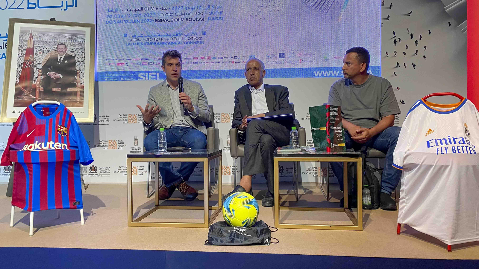 El delegado de La Liga en Marruecos, Ignacio Gómez (i), y los hispanistas Ahmed Almoustaguite (c) y Mourad Zarrouk (d) presentando en el Salón del Libro de Rabat, Marruecos, un diccionario que enseña español al mundo árabe a través del fútbol. EFE/María Traspaderne