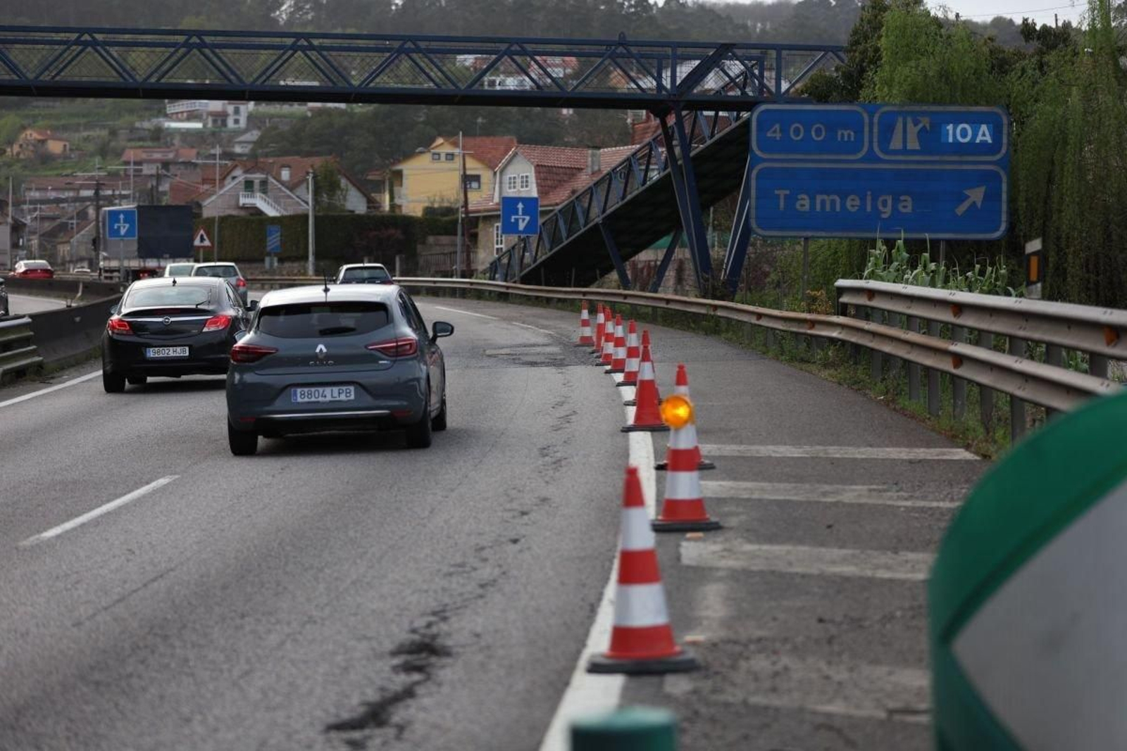 La autovía A-55, con sus baches ahora señalizados, en situación límite.
