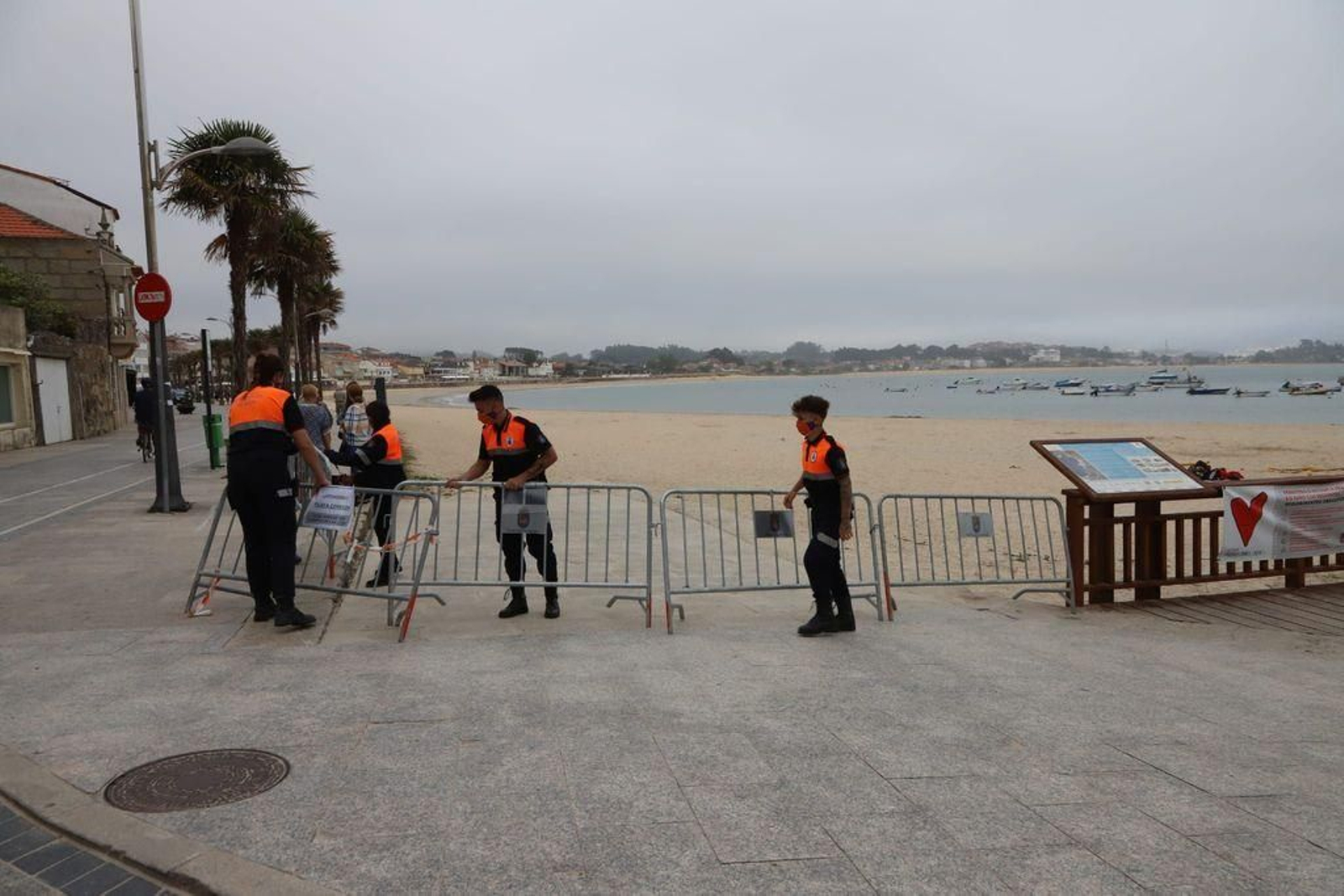 La playa de Panxón, ayer a las 21 horas, vacía y sin las hogueras de la noche de San Xoán.