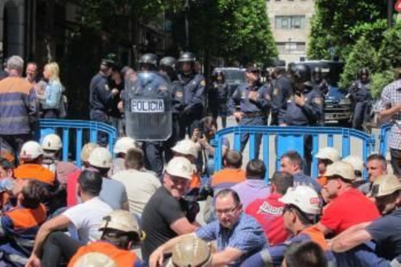 El ministro del Interior, Jorge Fernández Díaz, ha advertido a los mineros de Asturias de que 'por la vía de la violencia no conseguirán sus objetivos' y ha recordado que, aunque el Gobierno quisiera mantener el sector, no podría porque depende de la UE.