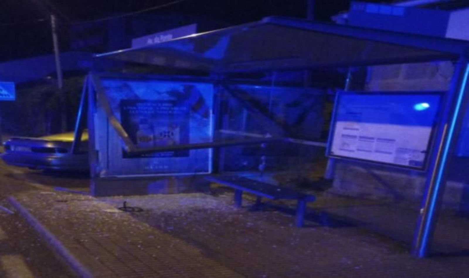 La marquesina de Avenida da Ponte, destrozada tras el choque.