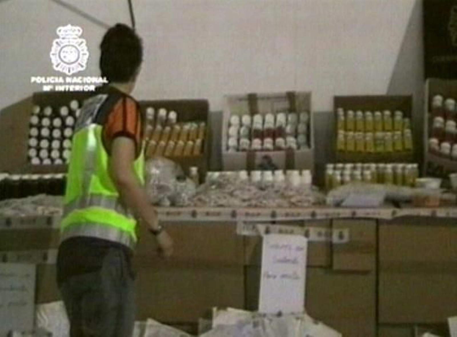 Un policía junto a parte de los anabolizantes incautados. (Foto: EFE)