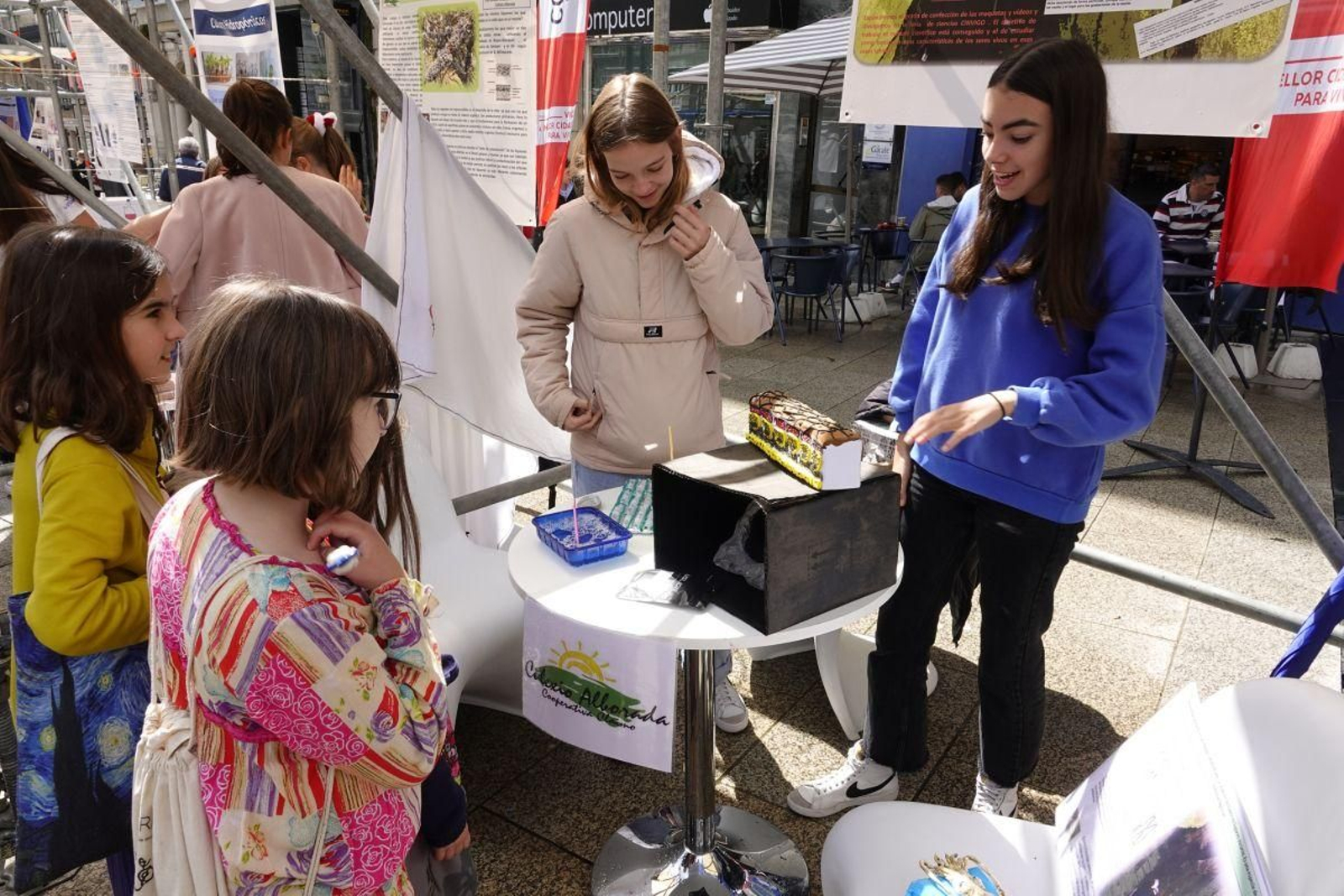 Alumnas del Colegio Alborada muestran su proyecto en la feria CinVigo de este año.
