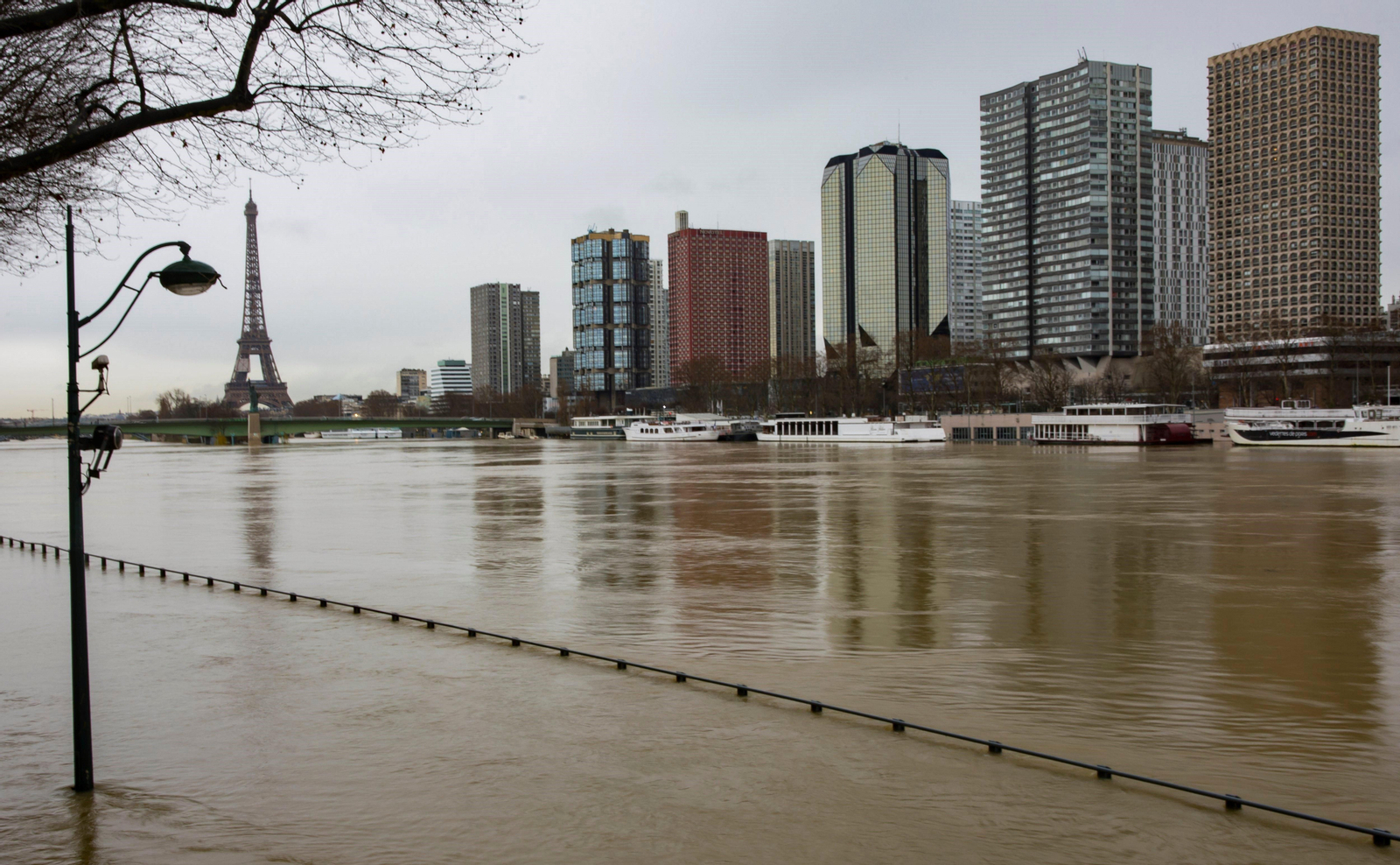 El río Sena, desbordado en algunos tramos a su paso por la ciudad de París.