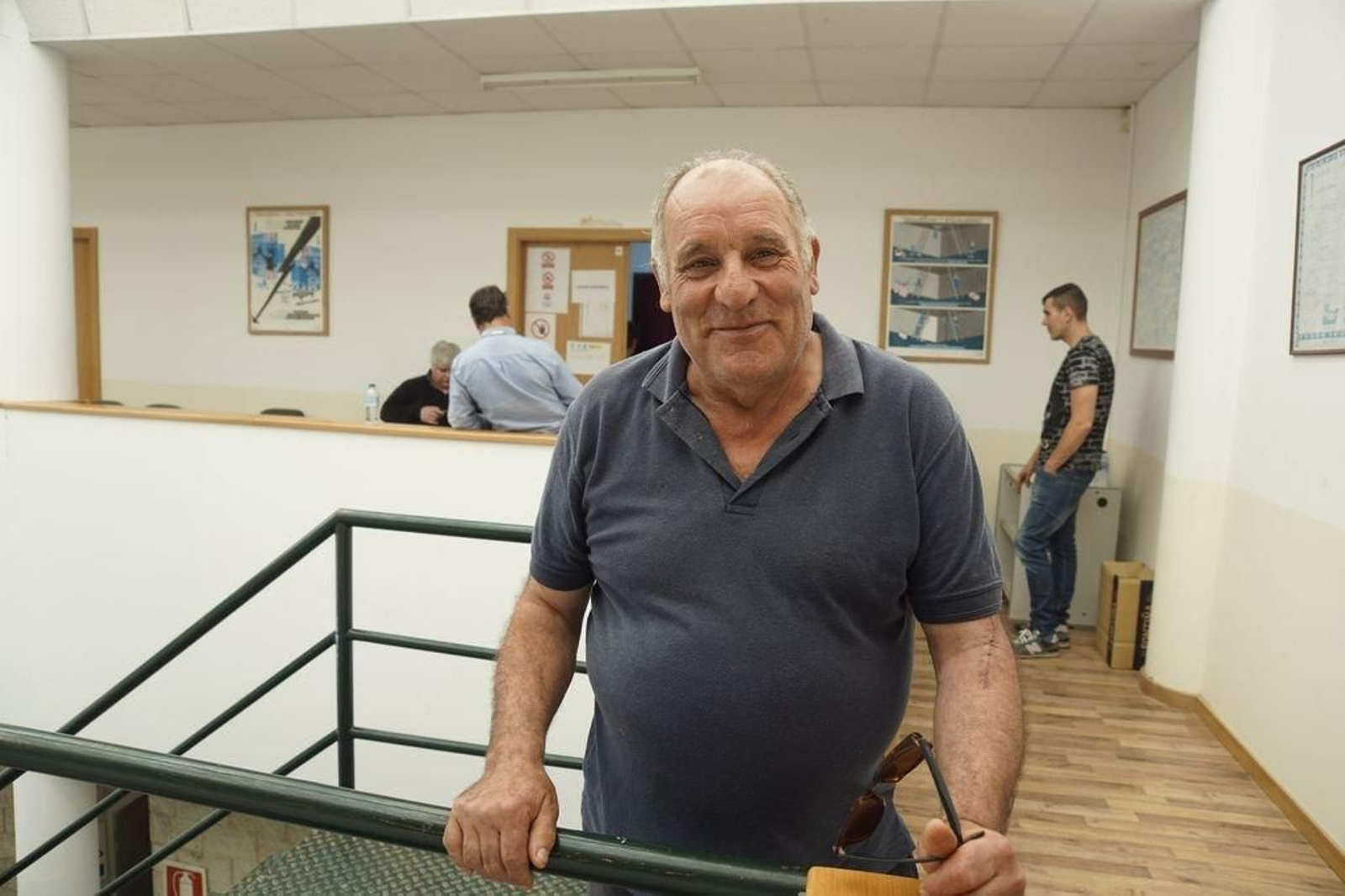 Manuel Martínez Heredero tras consultar con la oficina de urbanismo.