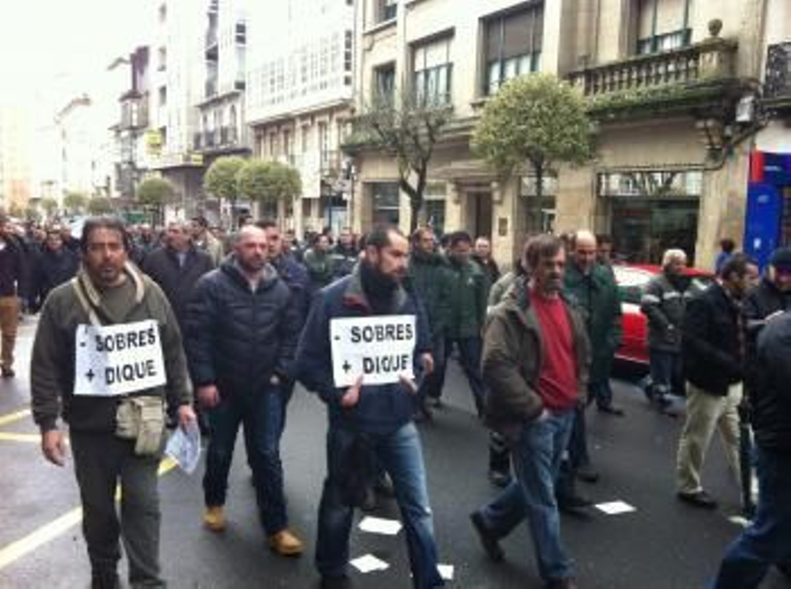 Trabajadores de Navantia protestan ante el Parlamento gallego.