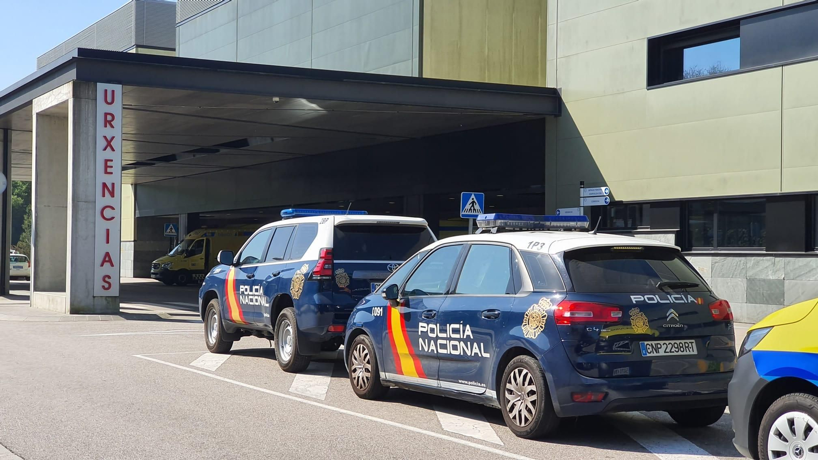 La Policía Nacional vigila al hombre detenido tras amenazar con un cuchillo a los agentes.