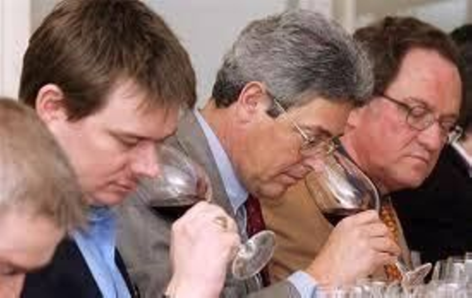 En la imagen, varios expertos durante una cata de vino.
