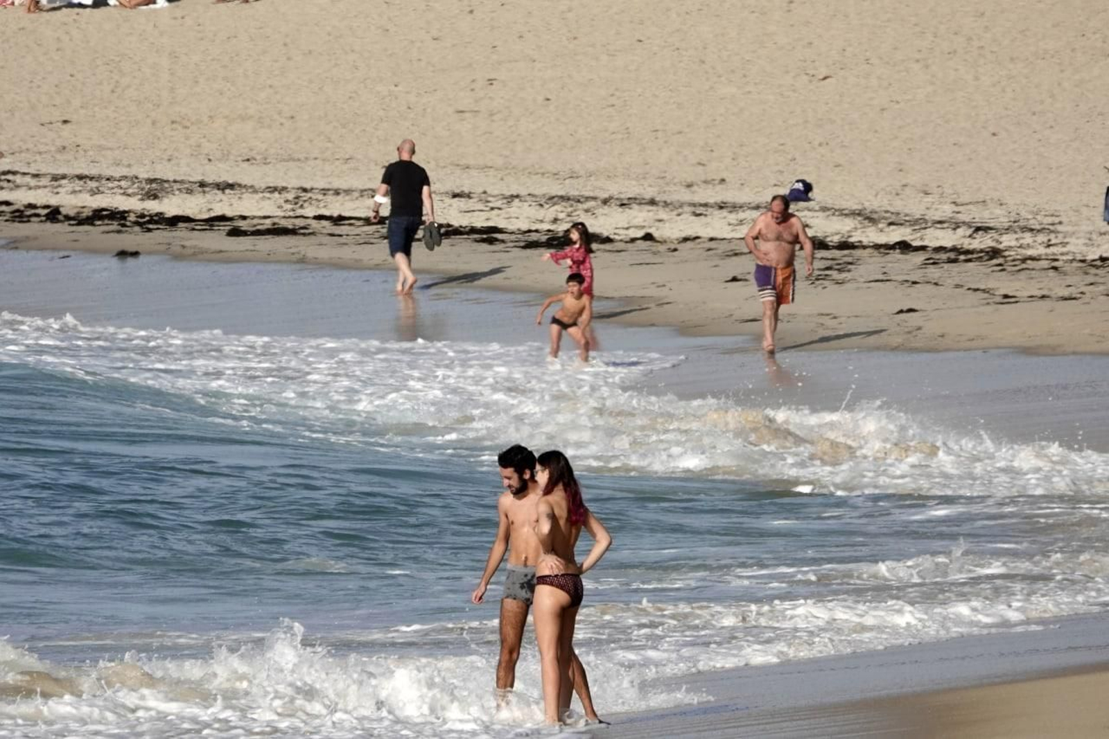 Fin de año con tiempo de verano en Vigo. Playa de Samil. // Vicente Alonso