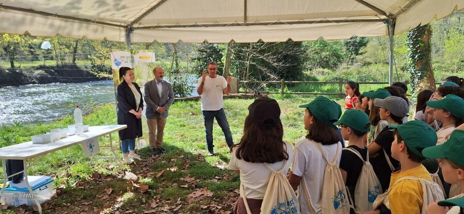 La alcaldesa y el presidente de la CHMS, en la carpa con los escolares, a la orilla del Río Tea.