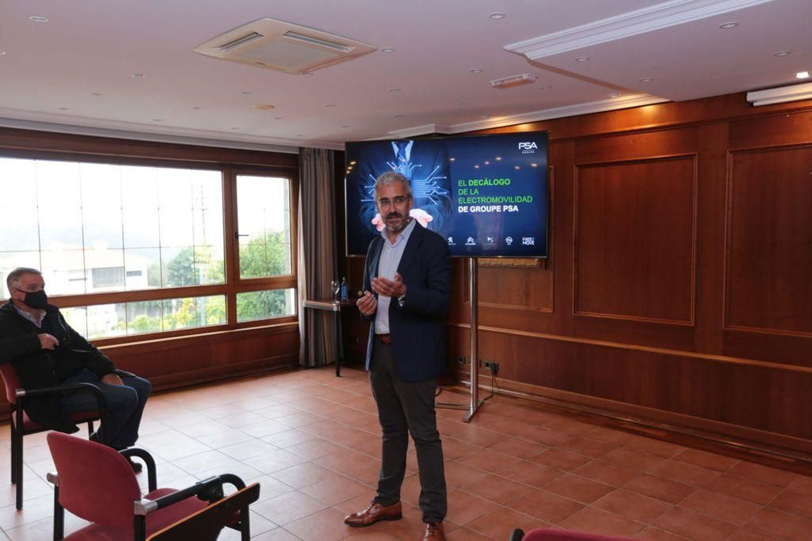 José Antonio León presentó en Vigo la estrategia de electromovilidad de PSA.