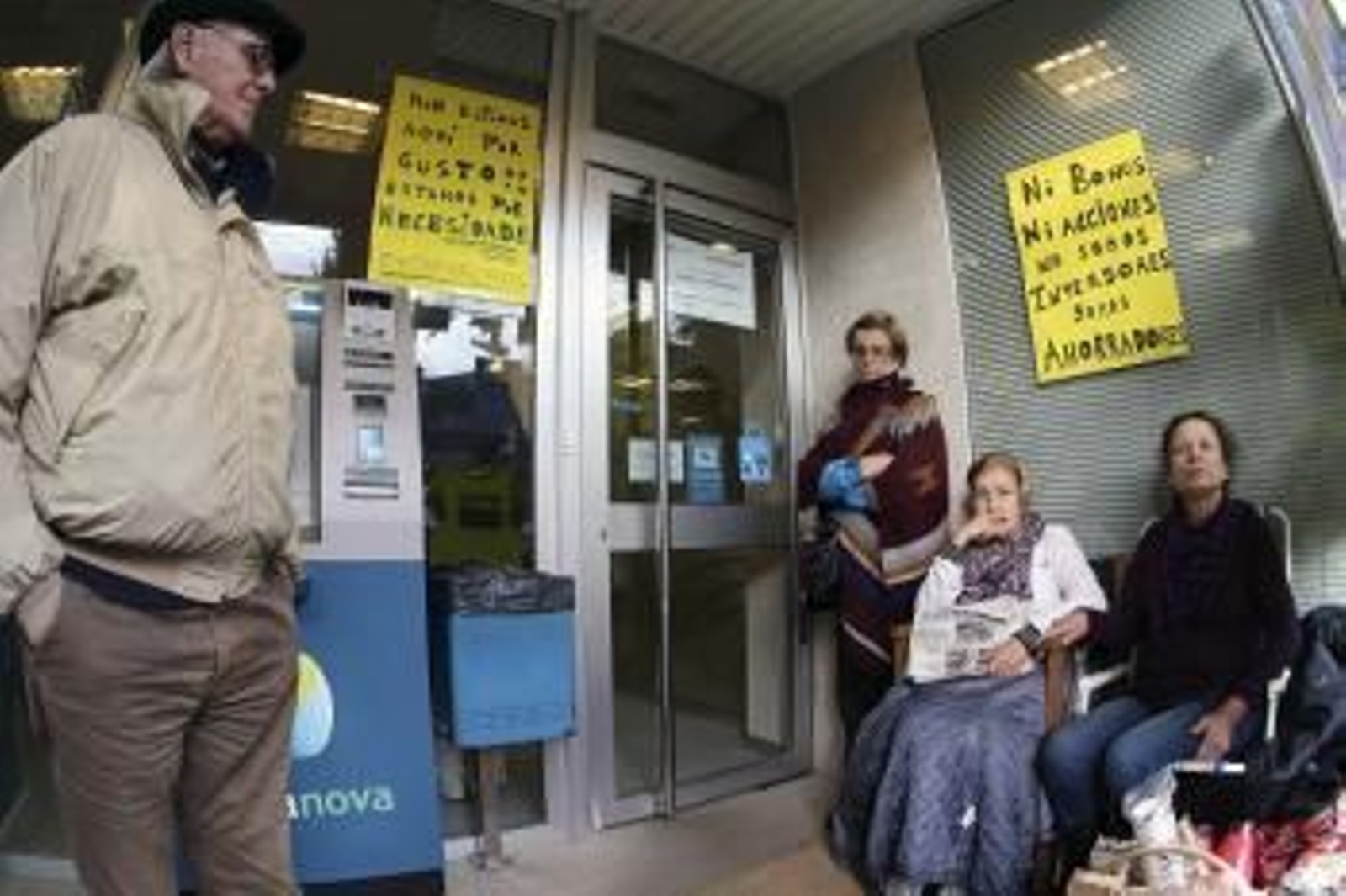 Afectadas por productos híbridos de Novagalicia Banco, en el interior del cajero de esta entidad en la localidad pontevedresa de Gondomar