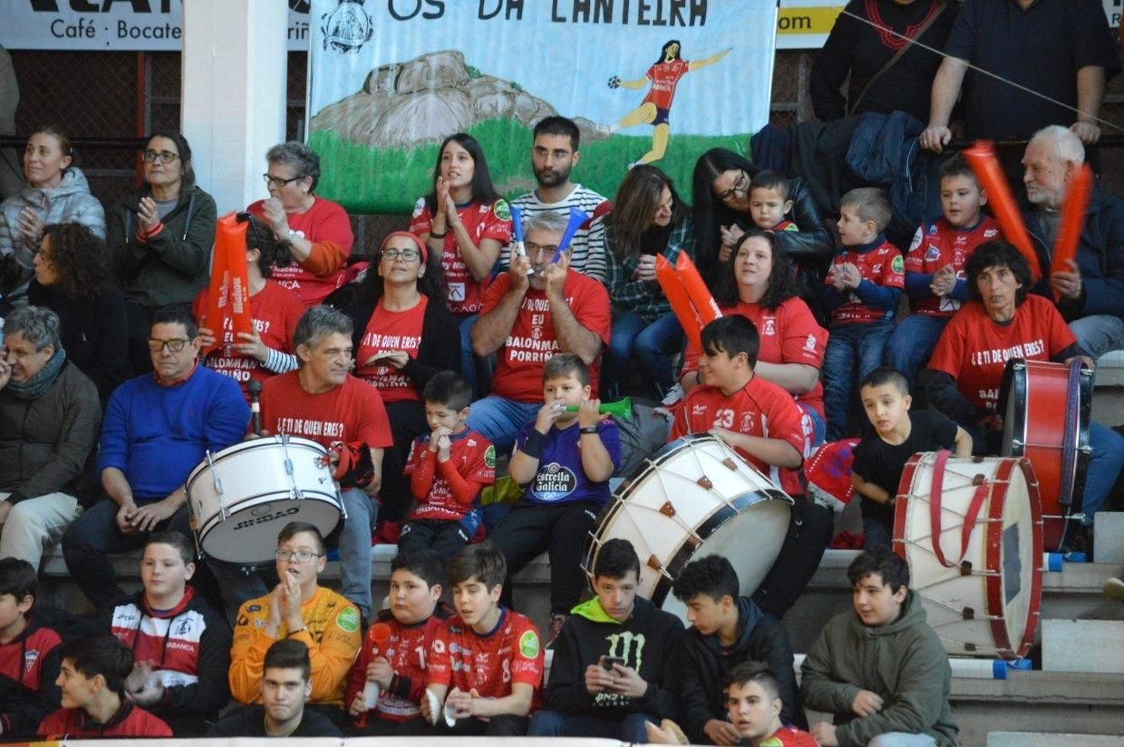 La afición local acompañó y apoyó a su equipo incluso cuando iba muy por detrás en el marcador.