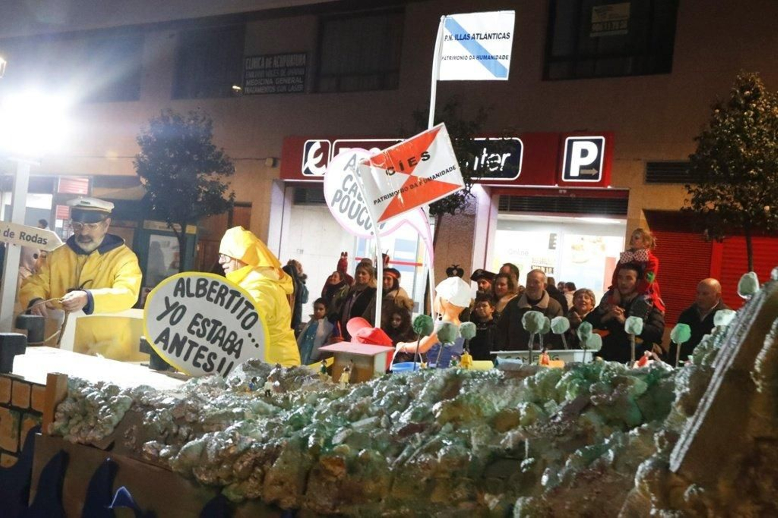 Las comparsas calientan el Entroido en Vigo Foto JVLandín 14