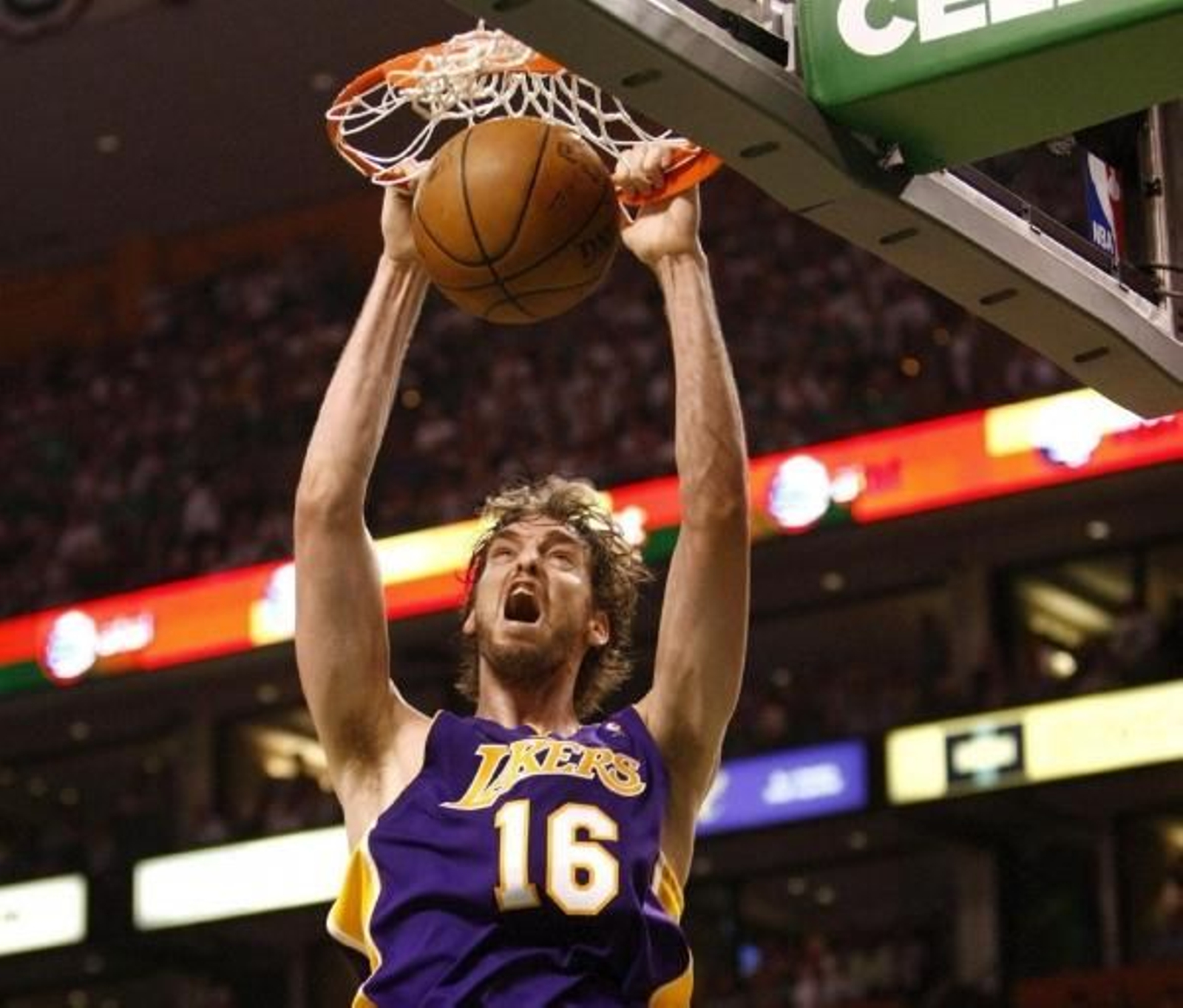 Gasol anota en el primer partido de la final.