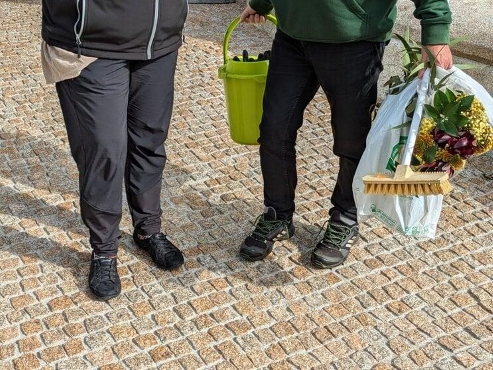Ourensanos preparados para la limpieza de las sepulturas de cara a Todos los Santos