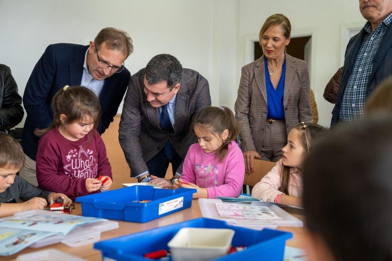El alcalde y el conselleiro,  interesados en las explicaciones de una alumna en un aula del Colegio Pazo da Mercé.