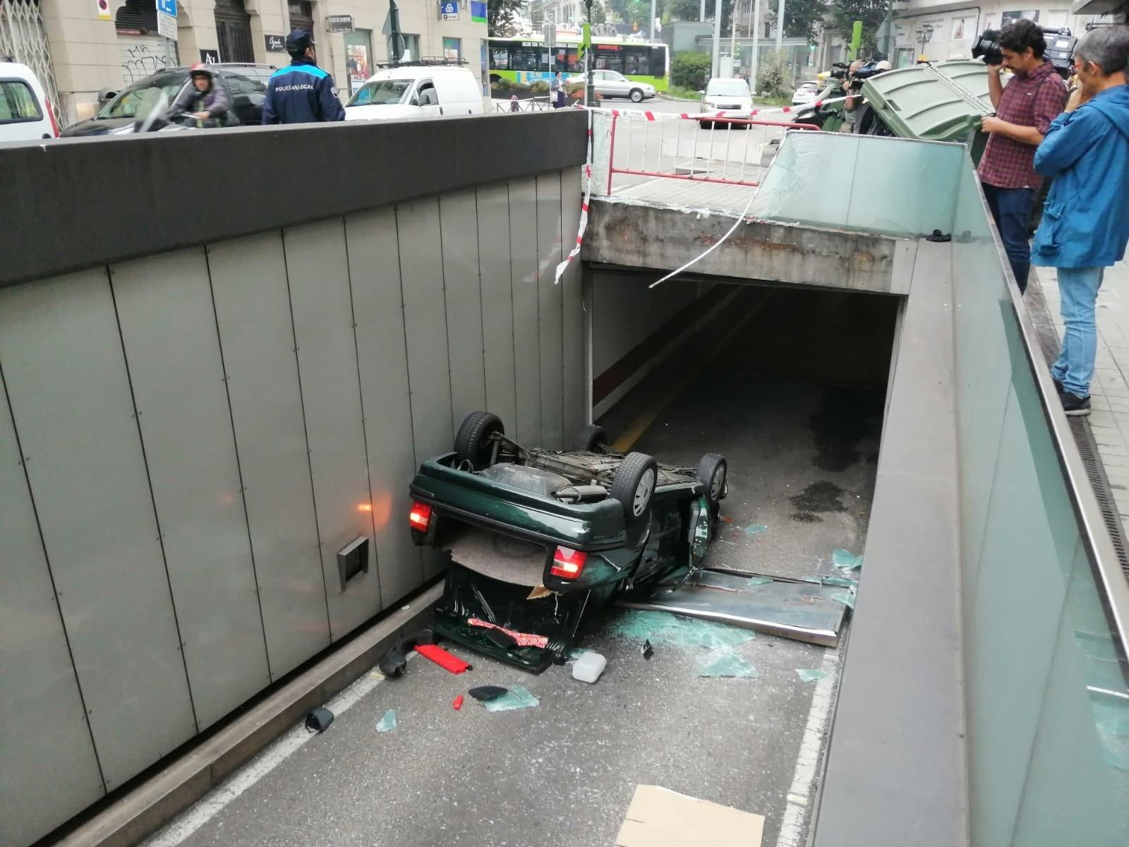 Un coche se precipito al párking en la calle Lepanto // Vicente Alonso