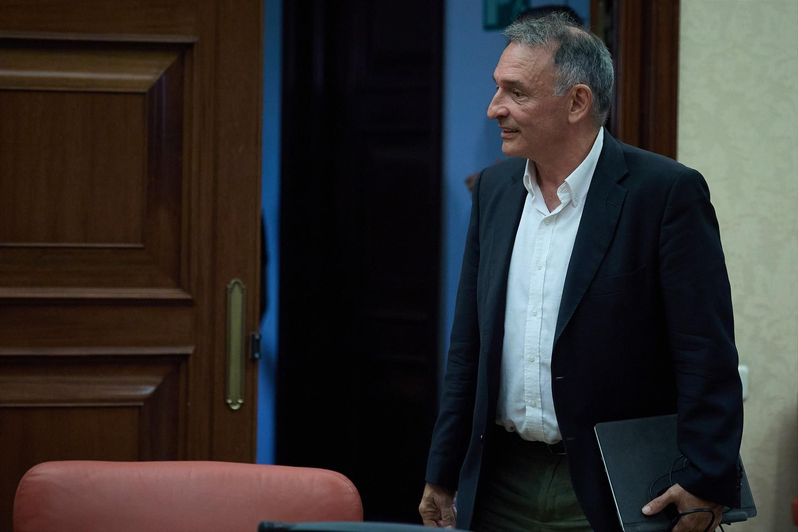 El portavoz parlamentario de IU y diputado de Sumar, Enrique Santiago, a su llegada a la Diputación Permanente en el Congreso de los Diputados