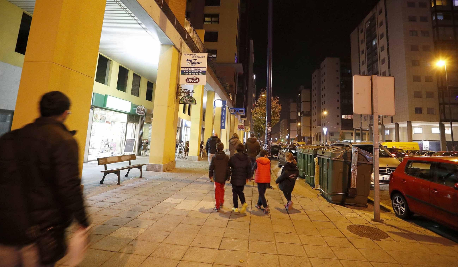 Los tres locales comerciales se encuentran en el polígono de Navia y son propiedad de Louzán y de su mujer, también procesada por el mismo supuesto.