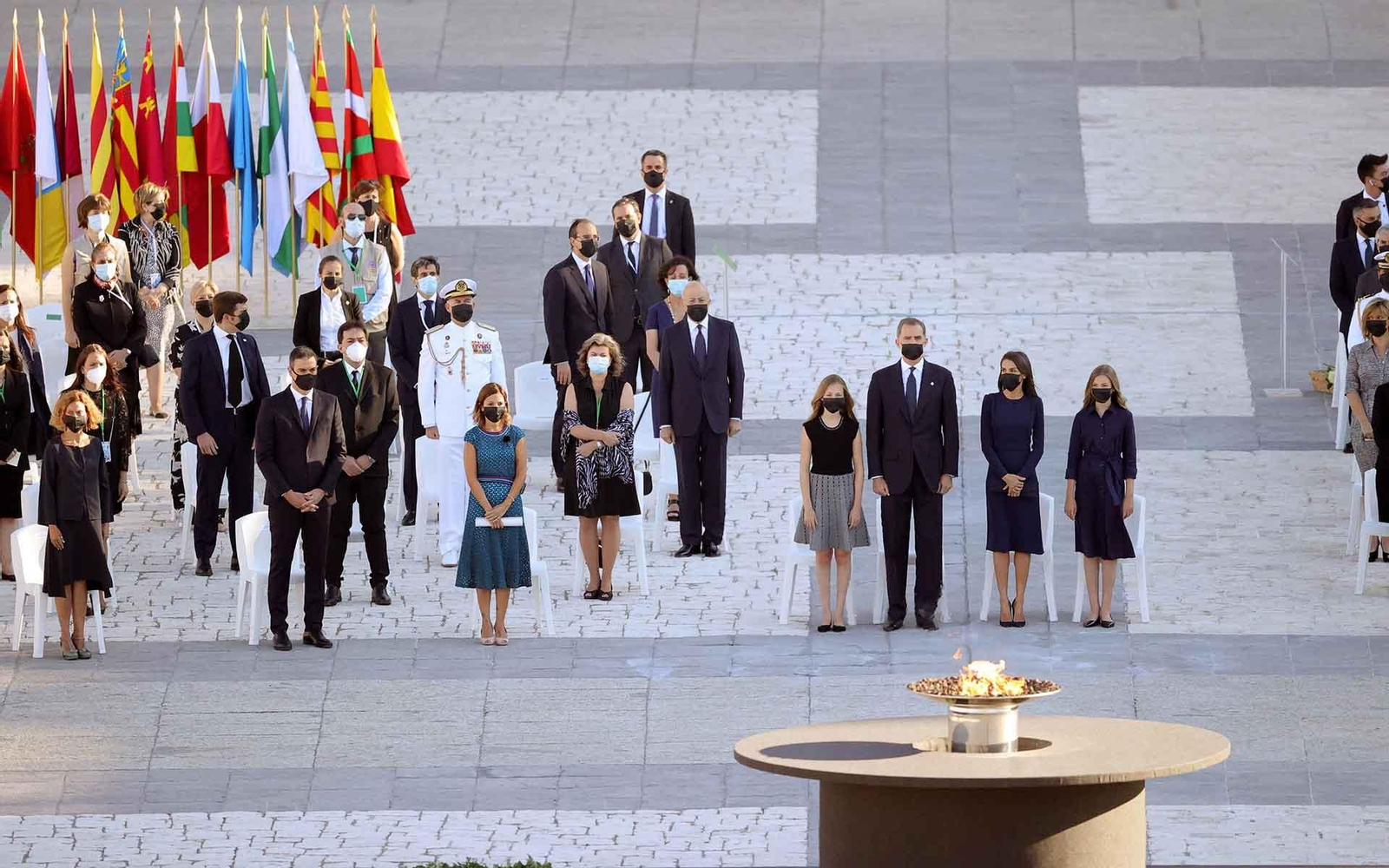 El rey Felipe VI (3d), la reina Letizia (2d), la infanta Sofía (d) y la Princesa Leonor (4d). EFE/ Juanjo Martín