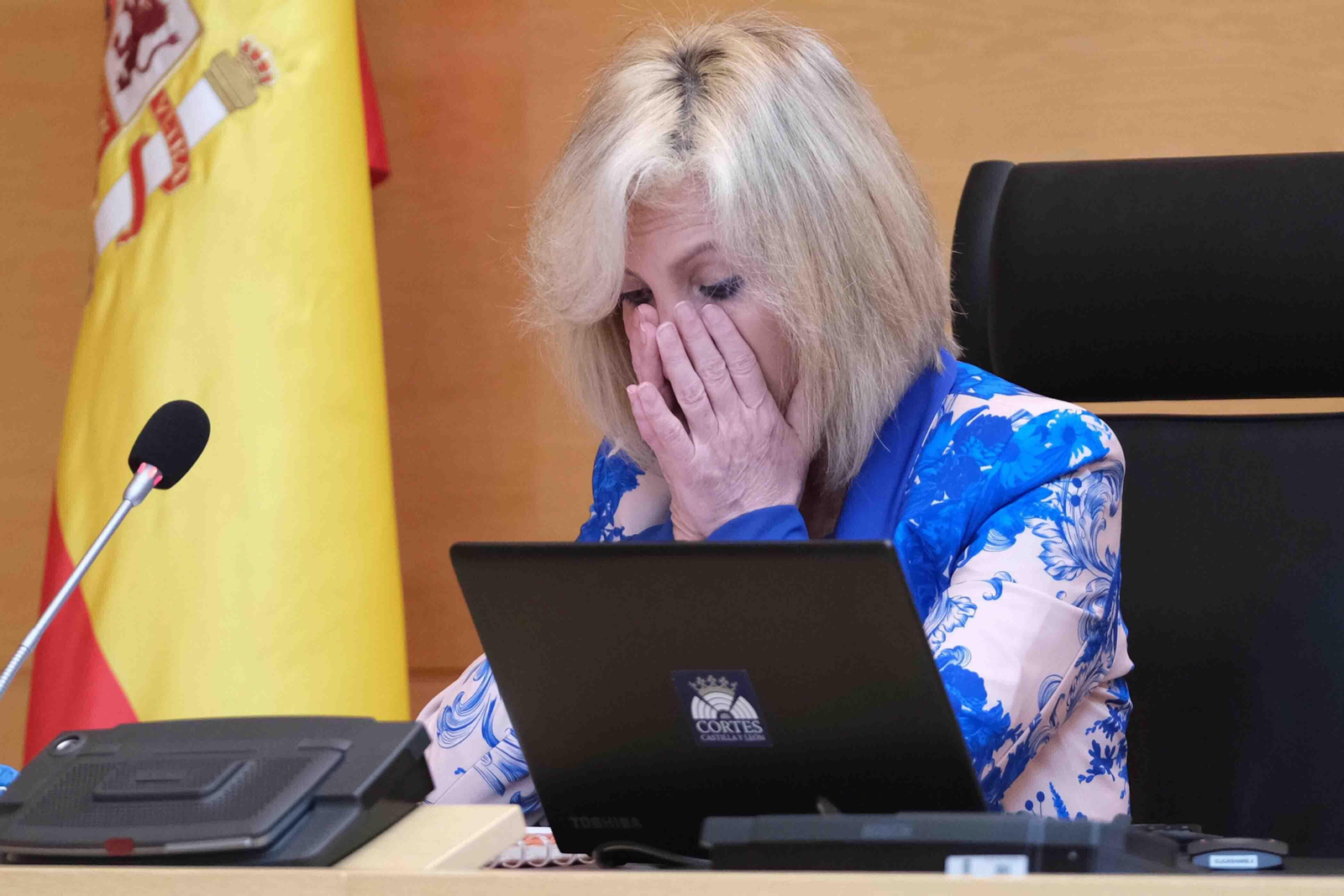 La consejera de Sanidad de la Junta de Castilla y León, Verónica Casado, no puede contener las lágrimas al recordar a los sanitarios de la Comunidad fallecidos durante la pandemia del COVID-19, en su comparecencia en las Cortes de Castilla y León. EFE/Cortes de Castilla y León