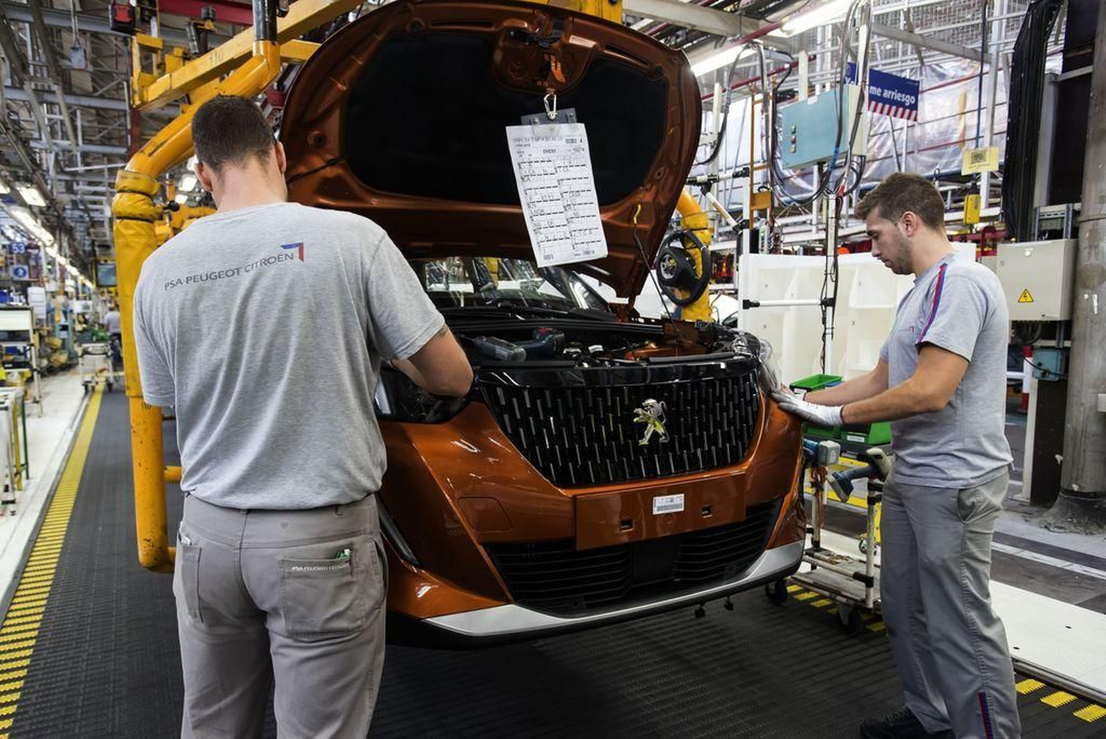 La fábrica tiene cuatro turnos de trabajo en funcionamiento en las dos líneas de producción.