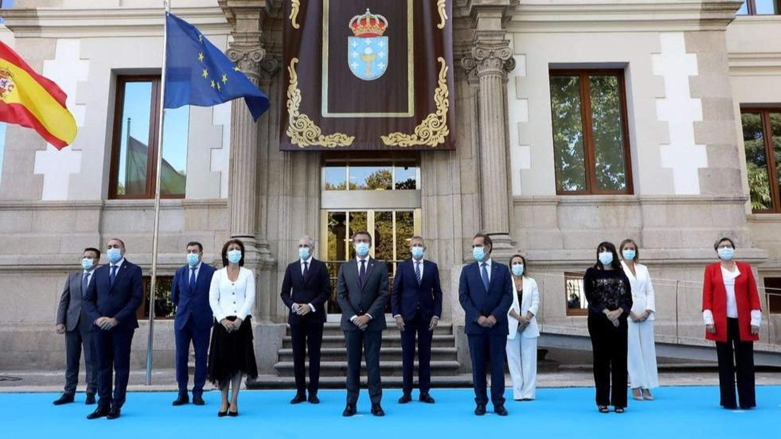 Los miembros del nuevo Ejecutivo gallego posan en el exterior de San Caetano, sede oficial de la Xunta de Galicia.