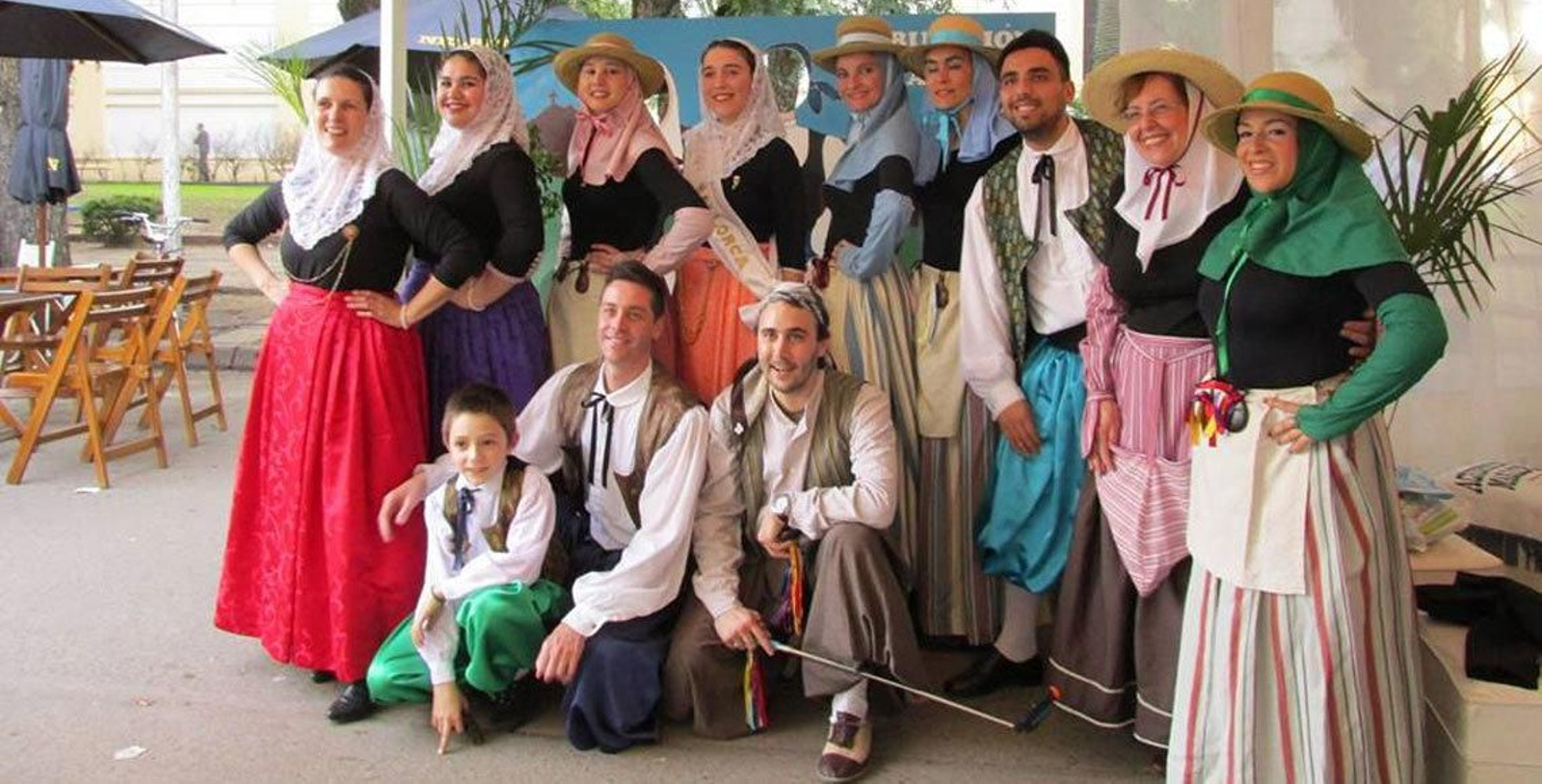 Miembros de la agrupación Mallorca de San Pedro durante la celebración de la Fiesta Nacional de la Ensaimada Mallorquina