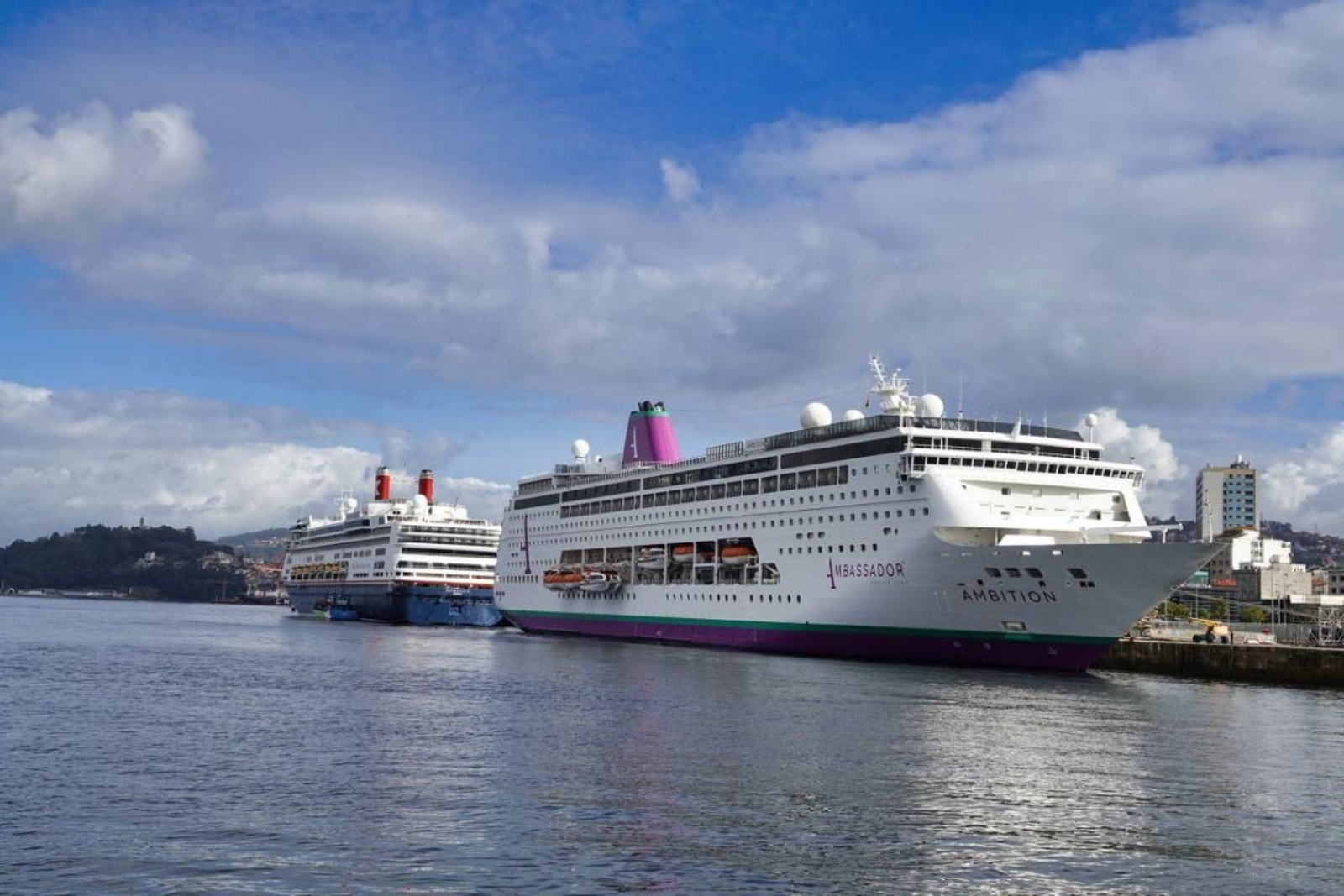 Doble escala ayer en Vigo, con el “Ambition” y el “Borealis".