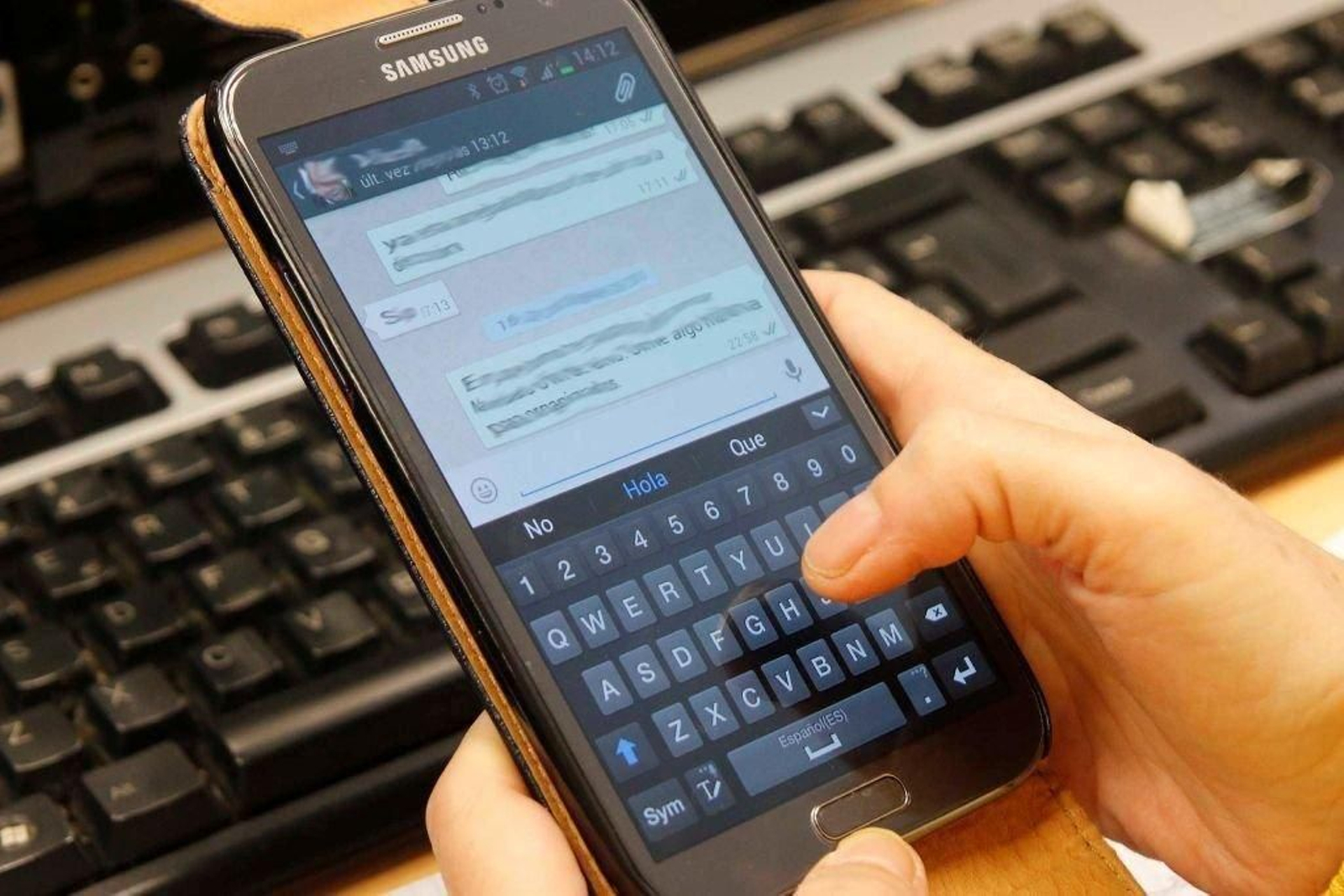 Alguien del grupo pasó los mensajes a otra profesora y de ahí a dirección.