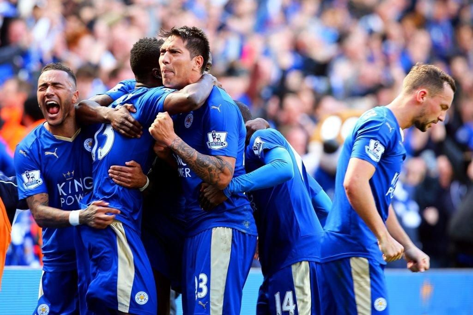 Ulloa celebra junto a sus compañeros el 2-2 del Leicester.