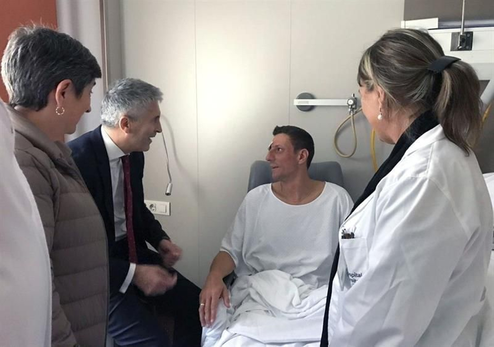 Grande-Marlaska visita a los policías heridos