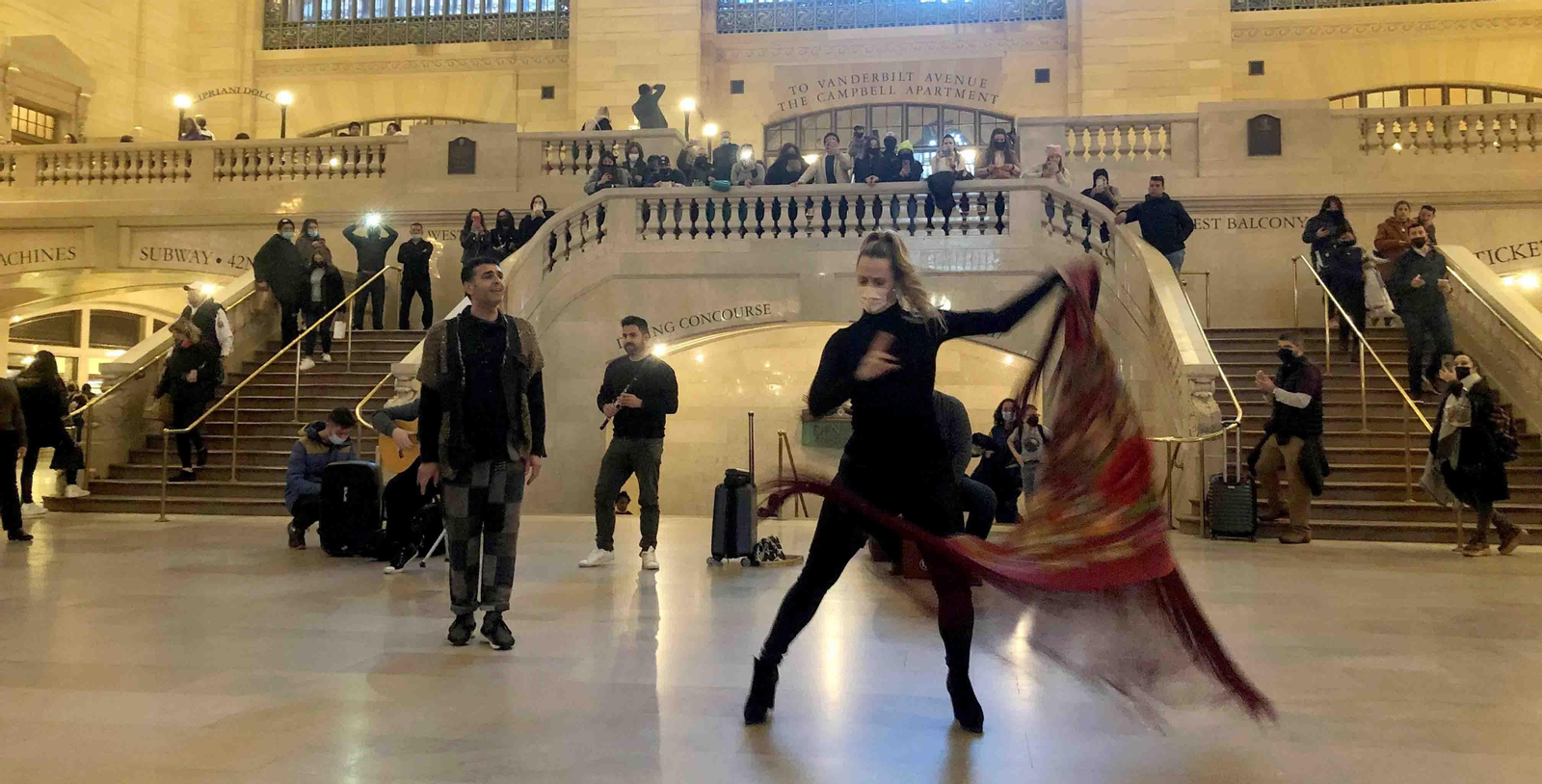 La bailarina Siudy Garrido ejecuta un "flash mob" ante los viajeros que acuden a tomar un tren, en la icónica Grand Central Station de Nueva York (EE. UU). EFE/Javier Otazu
