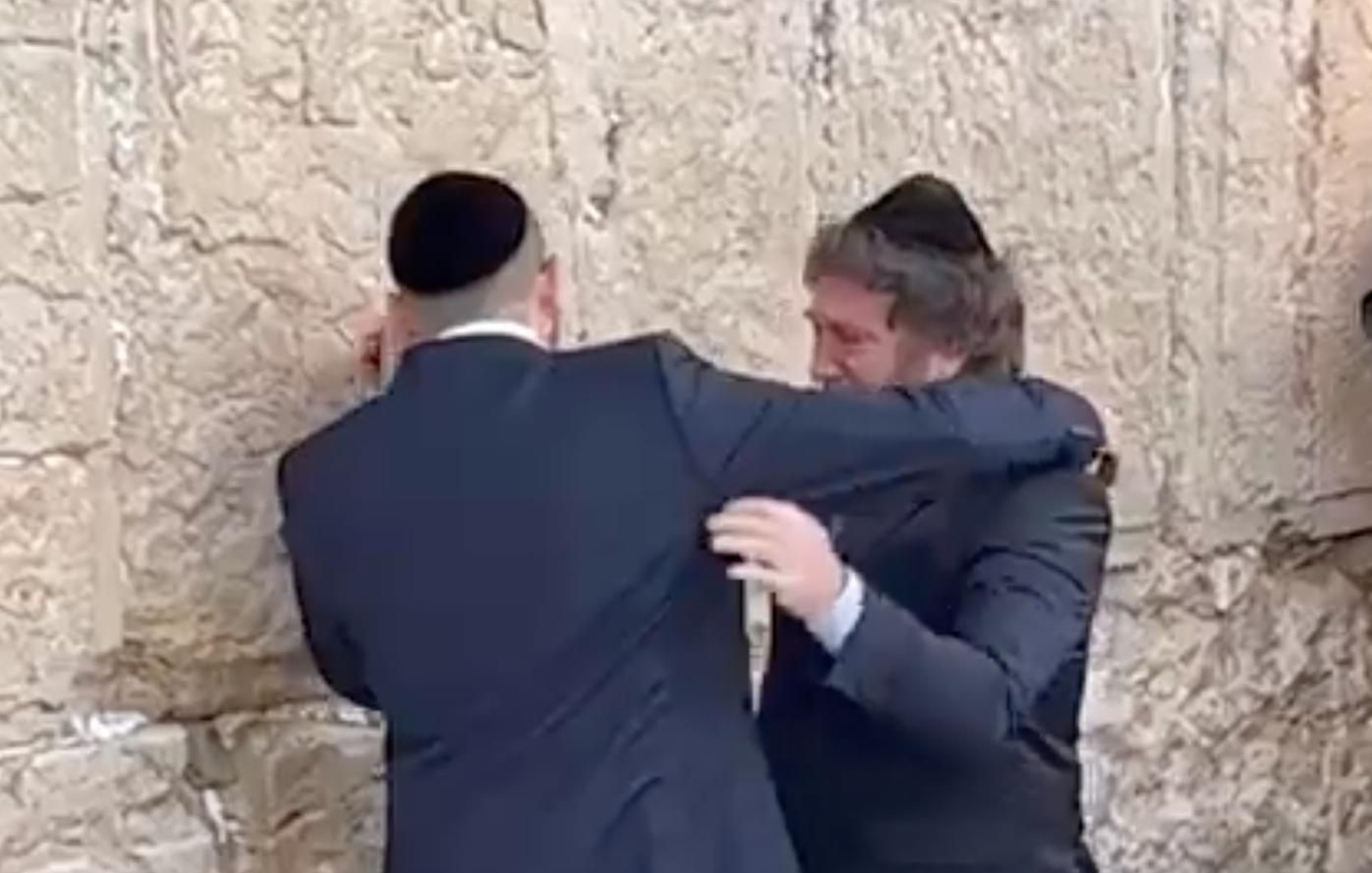 El presidente argentino, Javier Milei llora ante el muro de las lamentaciones de Israel.