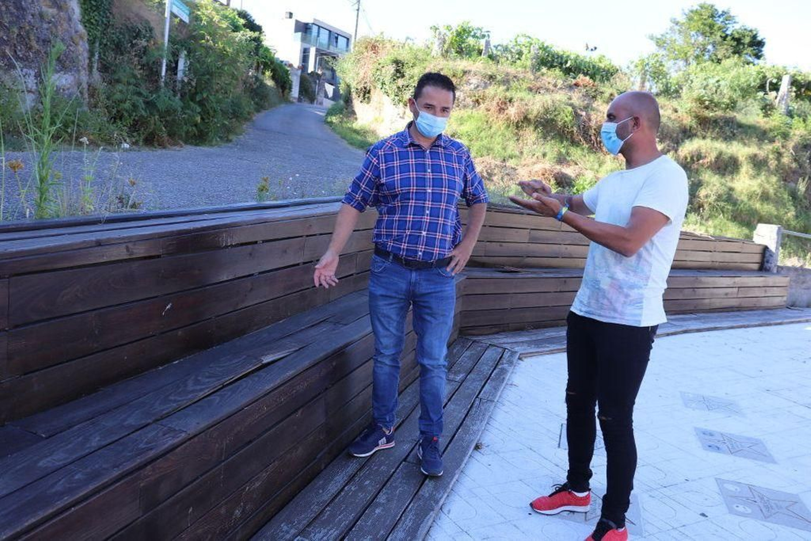 El 'banco' de Cans roto, inaugurado po la alcaldesa,