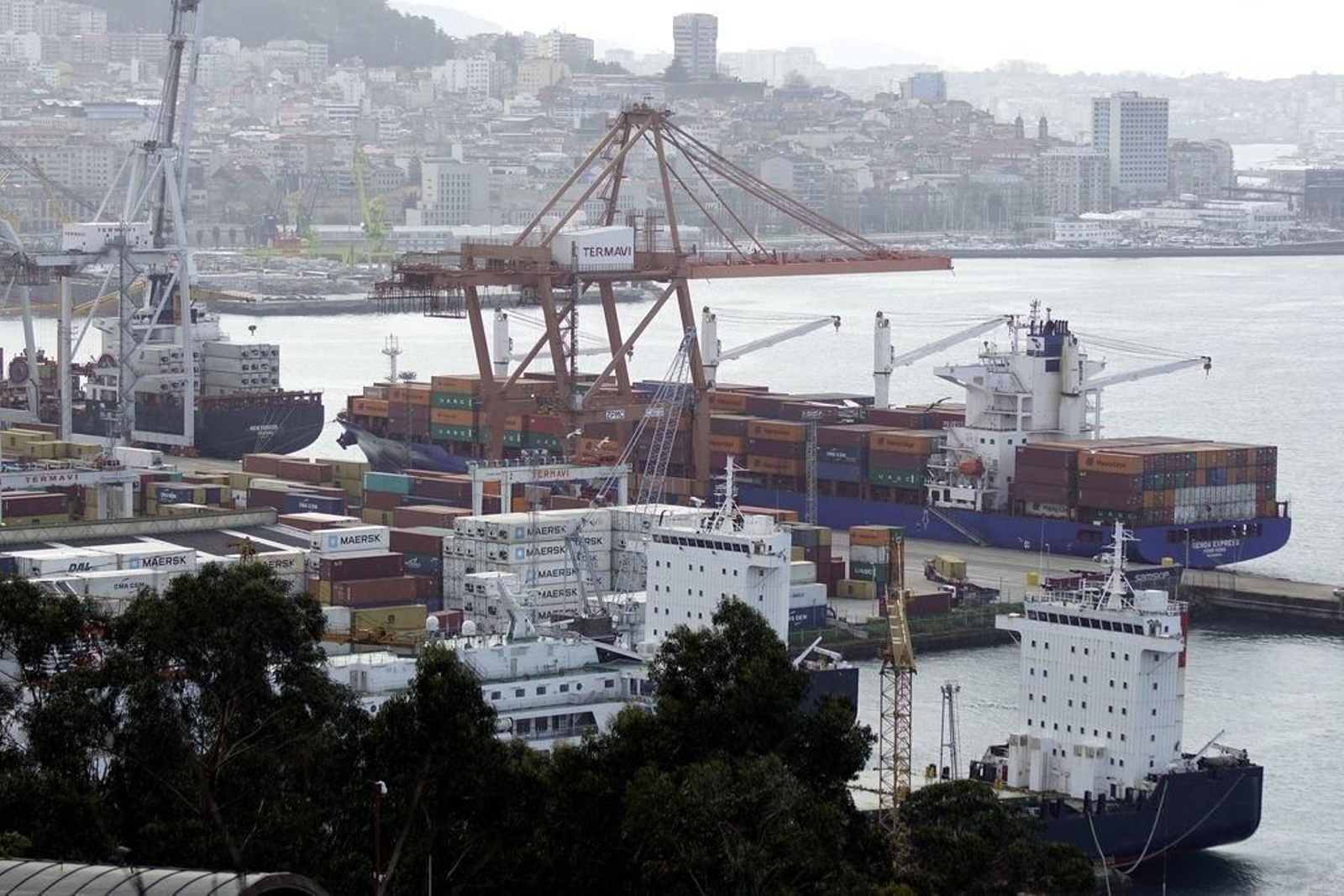 Guixar registró ayer la mayor coincidencia del año por el tamaño de los dos portacontenedores gigantes: el "Genoa Express" y el "Newyorker", alcanzando el primero los 228 metros y el segundo 207, sumando 435 metros en la terminal.