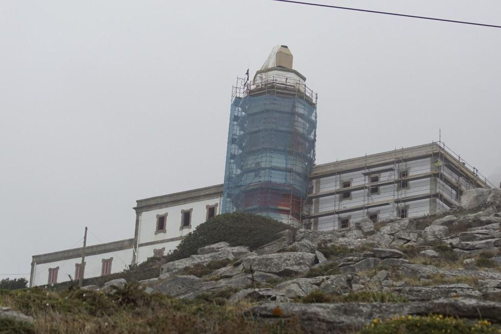 Las obras de reforma exterior del faro de Silleiro están ya entrando en su fase final.